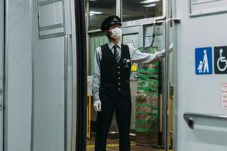 Schaffner steht im Zug