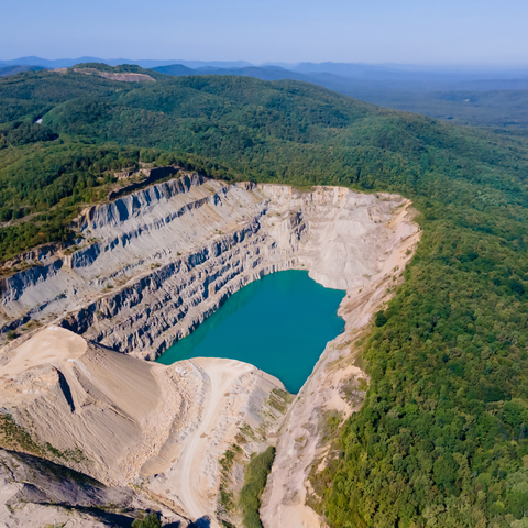 Luftaufnahme der Schottergrube. Tagebau zur Herstellung von Schotter, Sand und Kies für die Bauindustrie. 