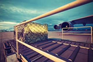 Luftfracht wird aufgeladen © fotolia/chalabala