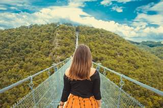 Frau auf einer Brücke