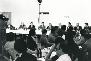 Versammlung am Tisch