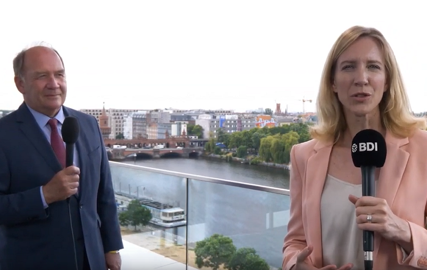 Zwei Menschen im Interview