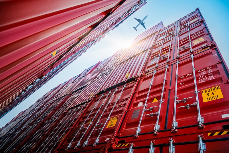 Flugzeug über Containerfracht